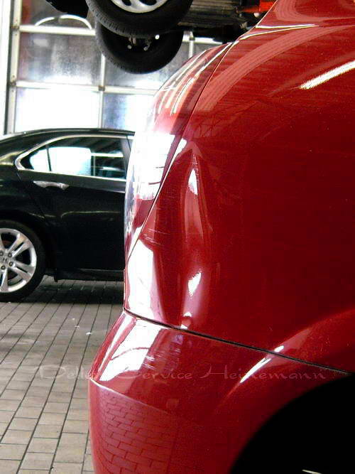 Nissan Almera mit langer Falte